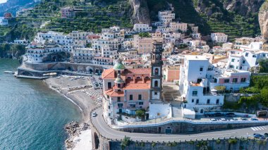 Canlı köy Amalfi Sahili 'nin kayalıklarına tutunurken turkuaz sular yavaşça kıyıya vuruyor. Atrani İtalya