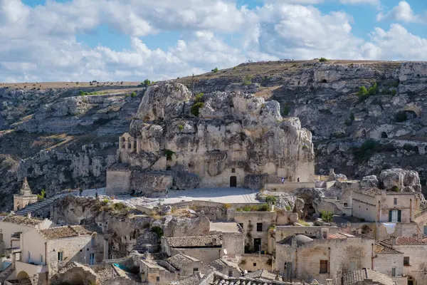 Çarpıcı bir manzaranın içine yerleşmiş Matera, tarihi mağara konutlarını ve engebeli uçurumlarını gözler önüne sererek gezginleri kabarık beyaz bulutların altındaki zengin geçmişini ve eşsiz mimarisini keşfetmeye davet ediyor..