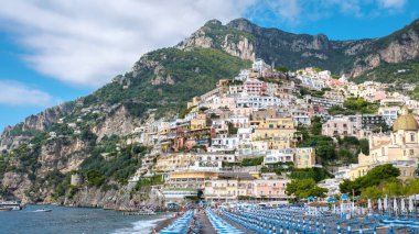 Positano 'nun canlı kasabası Amalfi Sahili' nin kayalıklarına tutunur, gün ışığıyla aydınlanır..