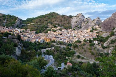 Büyüleyici kireçtaşı kayalıkların arasına yerleşmiş Castelmezzano İtalya büyüleyici mimarisi ve nefes kesici manzarasıyla ziyaretçileri zengin tarihi ve güzelliğini keşfetmeye davet ediyor..