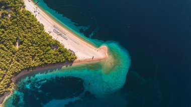 Brac Adası 'nın büyüleyici kıyı şeridinde el değmemiş plajlar ve yemyeşil alanlar bulunur. Ziyaretçiler güneşin altında dinlenir, berrak suların ve doğanın nefes kesici güzelliğinin tadını çıkarırlar..