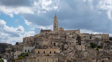 Puglia 'nın göbeğine yerleşen Matera, antik taş binaları ve yüksek kiliseleriyle büyülenmiş, dramatik bir gökyüzüne karşı güzelce aydınlatılmış, zamansız bir İtalyan çekiciliğinin vücut bulmuş hali..