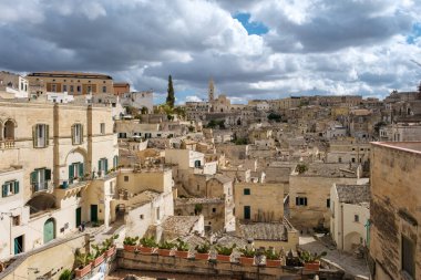 UNESCO 'nun Dünya Mirası sitesi Matera, İtalya tarihinin özünü, yuvarlanan tepelerin arasına yerleşmiş, yumuşak ışıkla yıkanmış ve sürekli değişen gökyüzü ile çevrili ikonik mağara evleriyle yakalıyor..