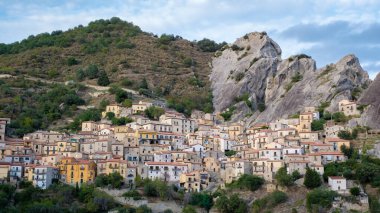 Güçlü kayaların arasına tünemiş olan Castelmezzano İtalya büyüleyici mimarisi ve çarpıcı doğal çevresiyle ziyaretçileri cezbediyor..