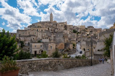 İtalya 'nın Puglia tepelerinde yuva yapan Matera, antik taş binaları ve dolambaçlı sokaklarıyla büyülüyor..