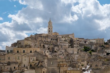 Eşsiz taş oluşumları arasında yer alan tarihi Matera kenti çarpıcı bulutlarla dolu geniş bir gökyüzü altında çarpıcı mimarisini sergiliyor. İtalya 'nın gerçek bir mücevheri..