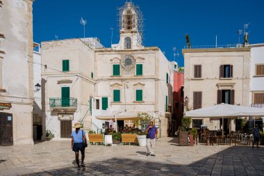 Polignano a Mare Italy 18 Eylül 2024, Puglia 'da ziyaretçiler canlı atmosferin, antika kafelerin ve güzel tarihi binaların tadını çıkarıyorlar. 