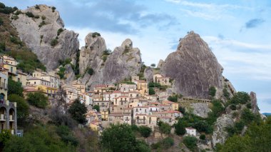 Nefes kesen dağ zirvelerine dayanan Castelmezzano köyü zengin tarihi ve resimsel güzelliğini yansıtan pastel renkli evler sergiliyor. İtalya 