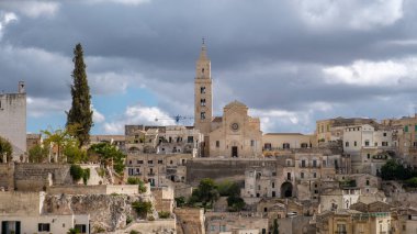 Matera, Puglia 'da sakin bir an başlıyor. Tarihi taş binalar kasvetli bir gökyüzüne karşı yükseliyor. Kültür ve tarih açısından zengin bu büyüleyici İtalyan şehrinin zamansız cazibesini sergiliyor..