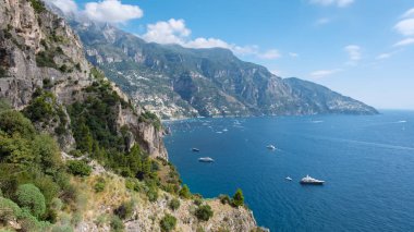 Amalfi Sahili 'nin büyüleyici güzelliğini keşfedin. Turkuaz suların kayalık kıyılarla, dramatik kayalıklarla ve güneşin kucaklamasıyla ısınan renkli teknelerle buluştuğu yer..