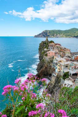 Renkli evlerin kayalıklara tutunduğu ve dalgaların kıyıya vurduğu Cinque Terre 'nin çarpıcı sahil şeridini deneyin. Vernazza İtalya