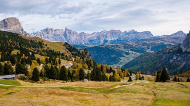 Altın sonbahar renkleri, İtalya 'nın ikonik zirveleri olan Dolomitlerin baş döndürücü doğal güzelliklerini gözler önüne sererek büyük dağların ihtişamlı yükselişini kaplıyor. Passo Rolle, Trento