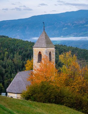 Göz kamaştırıcı sonbahar renkleriyle çevrili olan bu güzel kilise, sonbahar sezonunda İtalya 'da doğanın ve sükunetin güzelliğini gözler önüne seren Dolomitler' in arka planına zarifçe karşı durmaktadır..