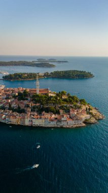 Büyüleyici Rovinj kasabası, asırlık binaların Adriyatik Denizi 'yle buluştuğu, gün batımında sıcak altın ışıkla yıkandığı, büyüleyici güzelliğini gözler önüne serdiği pitoresk bir kıyı cenneti olarak gözler önüne seriliyor..