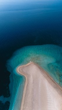 Berrak turkuaz sular, Brac Adası 'nın doğal harikası Zlatni Rat plajının eşsiz şekline nazikçe sarılır. Bu sakin yer, Hırvatistan 'ın güzelliğini sergileyen güneşlenenleri ve doğa severleri cezbediyor..