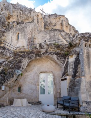 Güneş eşsiz yapıları aydınlatırken Matera 'nın çarpıcı kaya oluşumları ve geleneksel mimarisi canlanıyor..