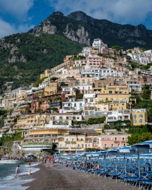 Amalfi kıyıları boyunca yerleşen canlı köyler dik uçurumlara tutunarak, güneş ve denizin tadını çıkaran plaja gidenler için çarpıcı bir zemin sunuyor. İtalya 'da Positano Amalfi Sahili