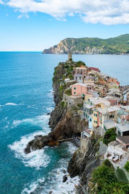 Renkli evler Cinque Terre 'nin kayalık uçurumlarına yapışmış, parlak mavi denize bakan. Vernazza İtalya
