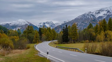 Sonbahar, Falensee 'nin üzerinde altın bir parıltı saçar, bereketli ormanlar ve görkemli dağların arasından geçen dolambaçlı yollar..