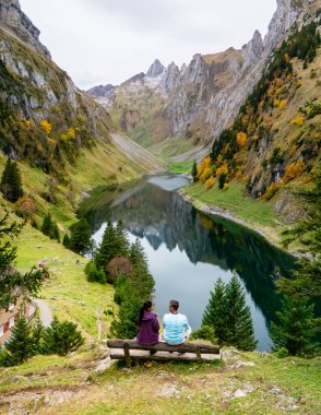 Göz kamaştırıcı Appenzell dağlarının ortasında birkaç kişi, Falensee İsviçre 'nin huzurlu sularına bakan bir bankta dinleniyor.