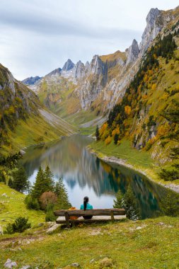 Falensee 'nin sakin bir anı, sakin suları saran yemyeşil tepeler gibi gözler önüne seriliyor. Tek başına bir figür, alacakaranlıkta Appenzell' in nefes kesen güzelliğinde, huzur içinde otururken..