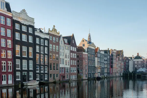 Amsterdam 'ın sakin kanalları, sonbaharın ılık renkleri altında parıldıyor. Suyun üzerinde zarif gable evler var. Şehrin zengin mirasının özünü yansıtıyor..