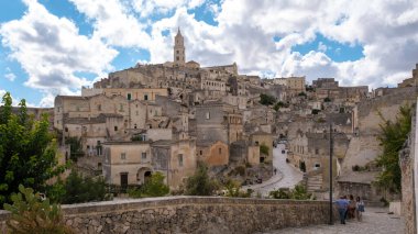 Puglia 'daki Matera' nın antik taş caddelerinde dolaş, tarihi mimarinin bulutlarla kaplı gökyüzü ile buluştuğu yerde, zamansız güzellik ve keşif hissi uyandır..