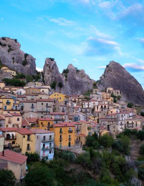 Dağların tepelerine tünemiş Castelmezzano büyüleyici pastel binaları ve dramatik kaya oluşumlarıyla büyülüyor. Akşam ışığı bu resim gibi İtalyan köyüne büyülü bir ışık saçıyor..