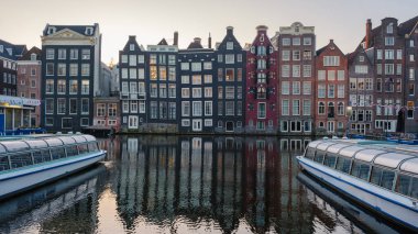 Amsterdam 'da akşam ışığı, Hollanda' da Hollanda 'da Hollanda' da Hollanda kanalları vardır. Avrupa