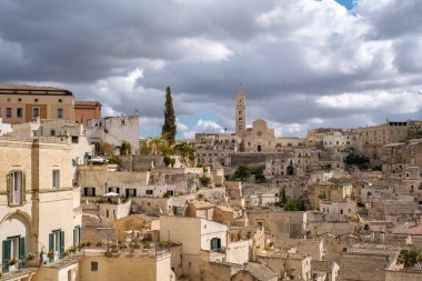 Basilicata bölgesinde yer alan Matera, tarihi sassi yapıları ve çarpıcı mimarisini sergiliyor. Puglia İtalya