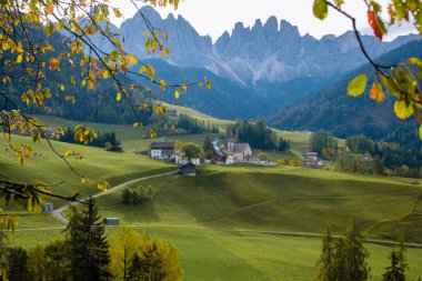 Görkemli zirveler ve sakin bir atmosferle çevrili, Dolomitlerin canlı sonbahar tepelerinde yuva yapmış pitoresk bir köy. Santa Maddalena Val di Funes İtalya
