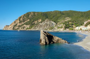 Cinque Terre 'nin nefes kesici manzarası sakin sulardan yükselen kayalık bir yapıya sahiptir. Monterosso İtalya