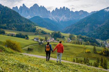 Dolomitlerin çarpıcı zirveleriyle çevrili yemyeşil çayırlarda el ele dolaşırlar. Santa Maddalena Val di Funes İtalya