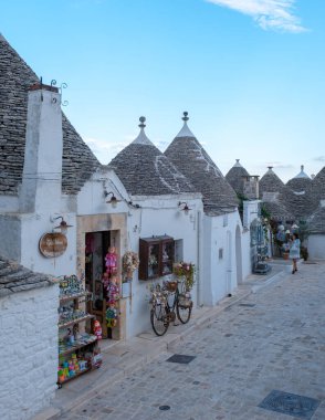 Alberobello İtalya 18 Eylül 2024 Puglia 'nın pitoresk caddeleri geleneksel trulli evleri konik çatılarla kaplı..