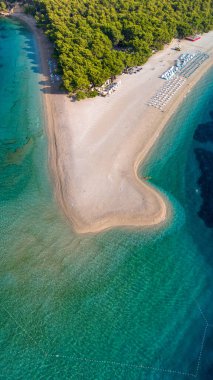 Yumuşak altın kumların kristal berraklığında turkuaz sular, Zlatni Rat Sahili Hırvatistan ile buluştuğu Brac Adası 'nın çarpıcı güzelliğini görün.