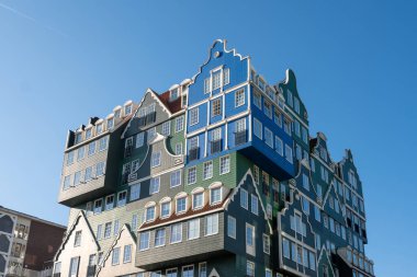 Zaandam Hollanda 23 Ekim 2024 Ayrı mimari açık mavi gökyüzüne karşı duruyor, sonbaharın cazibesinin ortasında renkli cephelerin bir karışımını sergiliyor.. 