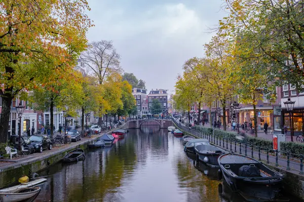 Amsterdam 23 Ekim 2024, Amsterdam 'ın huzurlu kanalları boyunca altın yapraklar dalgalanıyor..