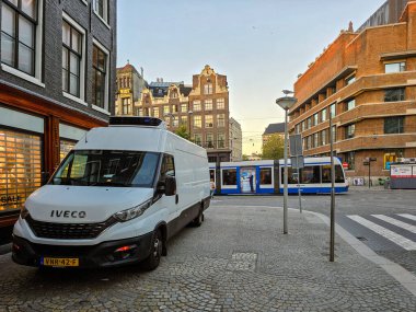 Amsterdam Hollanda 24 Kasım 2024, tarihi binaların yanında park edilmiş beyaz bir minibüs 2025 'ten itibaren Amsterdam' ın trafiği kirleten hiçbir emisyon bölgesi olmayacak.