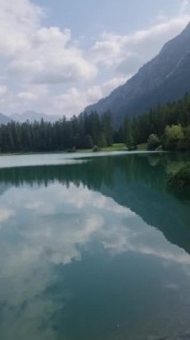 Büyüleyici zümrüt göl kıyısında sakin bir öğleden sonra geçirin. Yüksek dağların ve canlı ormanların arasına yerleşmiş. Yansımalar büyüleyici bir atmosfer yaratıyor, Plansee Avusturya