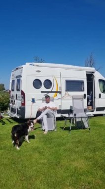 Bir adam boş zamanlarını dışarıda geçirmekten zevk alır. Köpeği etrafta eğlenceli bir şekilde dolaşırken kitap okur. Parlak güneş ve gür yeşillik doğada mükemmel bir kaçış yaratır. Texel Hollanda