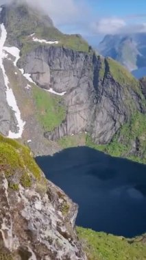 Gözlerden uzak bir gölün göz kamaştırıcı manzarasından büyülenip yükselen uçurumların arasına gizlenmiş, Norveç 'in görkemli doğal güzelliklerini gözler önüne seren. Reinebringen yürüyüşü Reine, Lofoten, Norveç