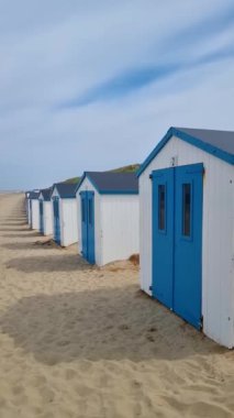 Renkli sahil kulübeleri altın kumun arka planında hoş bir kavga yaratır, ziyaretçileri dinlenmeye ve güneşin tadını çıkarmaya davet eder. Texel Hollanda