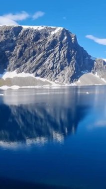 Norveç 'in nefes kesen güzelliğini, berrak mavi suların parlak gökyüzünün altındaki yüksek dağları yansıttığı gibi hissedin. Bu huzurlu ve huzurlu ortamda doğa sanatının gelişimi, macera için mükemmel..
