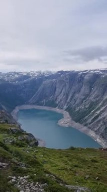 Norveç fiyortlarının heybetli güzelliğini Trolltunga 'da tecrübe edin, yüksek dağların sakin sularla buluştuğu yerde. Bu büyüleyici manzara doğanın ihtişamını gösteriyor ve gezgin şehveti davet ediyor..