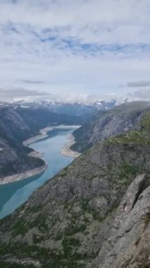 Norveç 'in görkemli fiyortlarında, Trolltunga' da, sakin suların ve yüksek dağların, unutulmaz bir doğal cennet yarattığı büyük açık havada,.