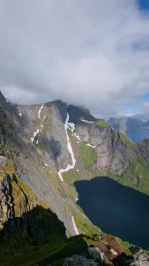 Sakin suların üzerinde heybetli dağların yükseldiği Norveç Lofoten 'in çarpıcı manzaralarını keşfedin. Tecrübe doğası ham güzellik, canlı yeşillik, ve yaz aylarında devam eden kar..