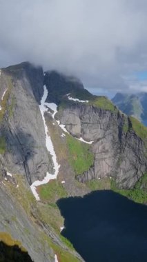 Norveç 'in nefes kesen manzaralarını deneyin, yüksek dağların çarpıcı bir gökyüzü altında ışıl ışıl şelalelerle buluştuğu, Lofoten' in her yönündeki saf güzellikleri gösteren.