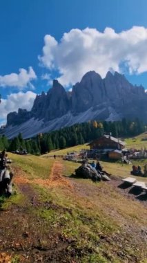 Canlı renklerin görkemli dağlarla harmanlandığı Dolomitlerin çarpıcı sonbahar manzarasını deneyin. İtalya 'da Geisleralm Dolomitleri Val Di Funes