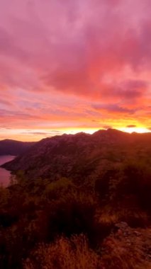 Güneş engebeli dağların ardında batarken büyüleyici renk gösterisine tanık olun. Gökyüzü pembe, portakal ve morlardan oluşan bir tuvale dönüşüyor, Kotor Bay Montenegro
