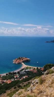Gök mavisi sularla çevrili güzel bir adaya kurulmuş çarpıcı bir köyün manzarasına tanık olun. Karadağ 'da Sveti Stefan